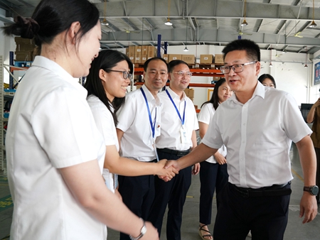 【20240906】集團(tuán)領(lǐng)導(dǎo)慰問(wèn)交通學(xué)校教師，何宇?。ㄓ乙唬ɡ畎⒚窋z）.jpg