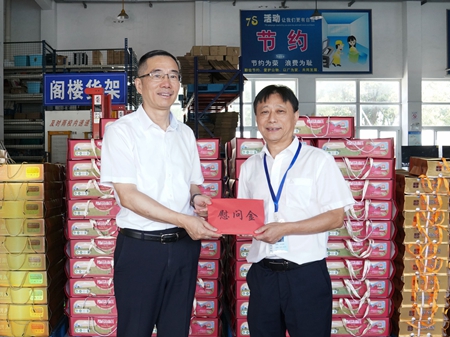 【20240906】集團(tuán)領(lǐng)導(dǎo)慰問(wèn)交通學(xué)校教師，柏衛(wèi)東（左）吳曉斌（右）（李阿梅攝）.jpg